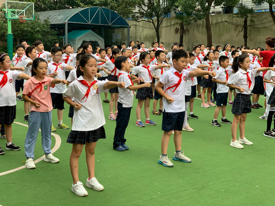 多伦同心小学的学生们在上武术课。  澎湃新闻记者 朱奕奕 图