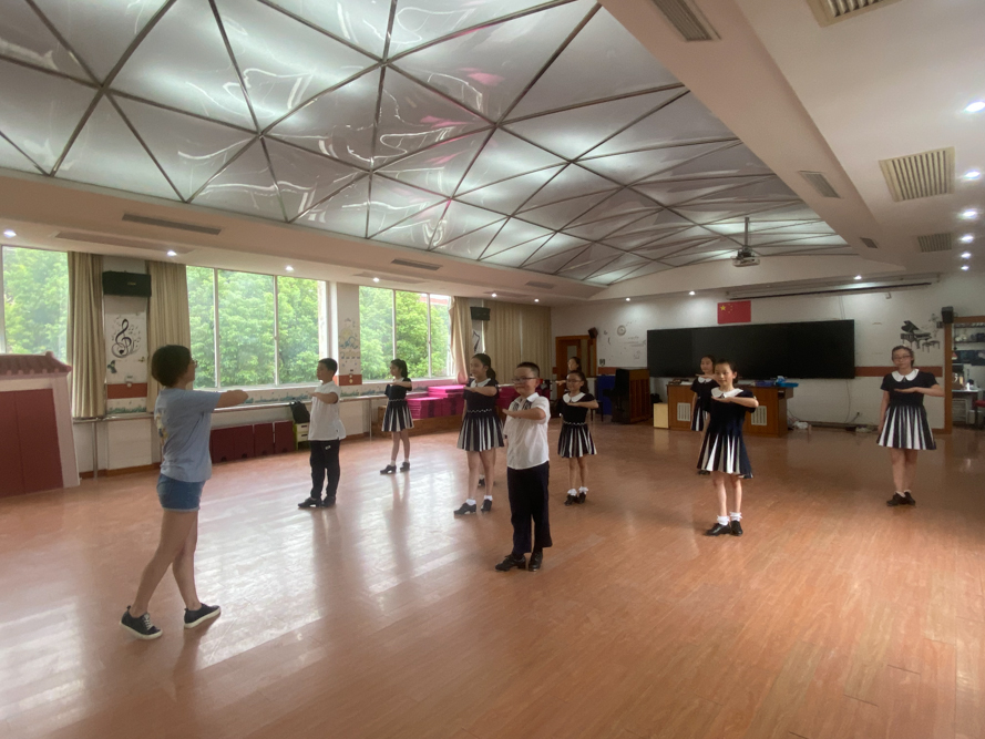 学生们在学踢踏舞课程。澎湃新闻记者 巩汉语 图