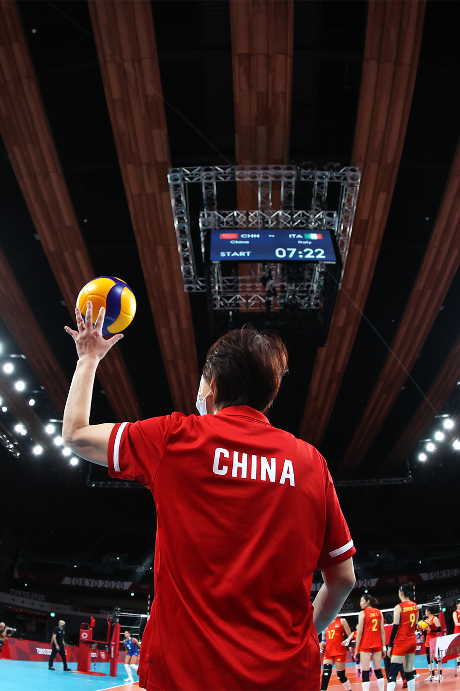 2021年7月31日,中国队主教练郎平在开赛前.