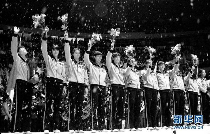 1982年9月25日，中國女排隊員在第九屆世界女排錦標賽頒獎儀式上向觀眾致意。 新華社發 圖片來源：新華網