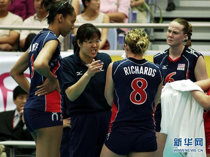 2005年6月24日，時任美國女排主教練的郎平（左二）在世界女排大獎賽寧波北侖賽區首場比賽中指導隊員。 新華社記者 徐昱 攝 圖片來源：新華網