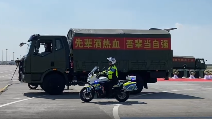 烈士遗骸护送车队驶离机场,前往沈阳抗美援朝烈士陵园