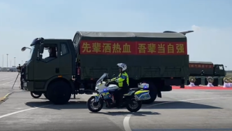 烈士遗骸护送车队驶离机场，前往沈阳抗美援朝烈士陵园