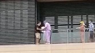 上海一医院内男子抱小孩跳楼：医生抱下小孩，男子被气垫接住