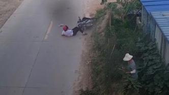 男子骑车撞到村民伸到路面的铁丝网，民警：双方均担责
