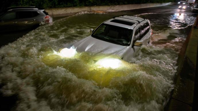 纽约市历史性暴雨有多猛？美媒：5小时降水量约合5万个泳池