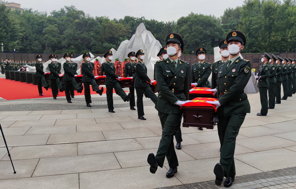 2021年9月3日,礼兵们抬起志愿军烈士棺椁缓缓走向安葬地宫.