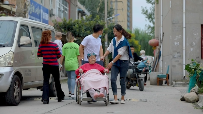 收养的孙女带着百岁奶奶外出打工：她养我小，我养她老