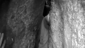 男子抄近道下山被困一米多深洞穴，山缝狭窄无法抽身求助民警