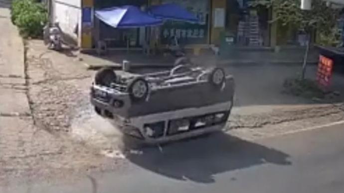 轎車(chē)司機(jī)借道超車(chē)把面包車(chē)撞得“四腳朝天”，負(fù)事故全部責(zé)任