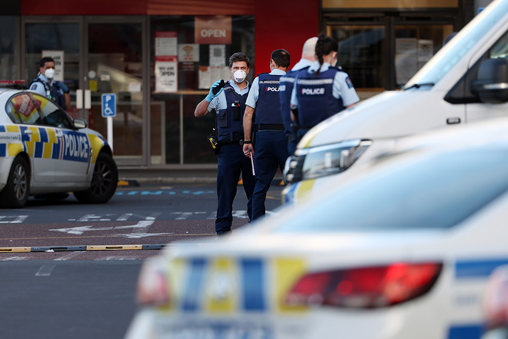 外媒:“伊斯兰国”支持者在新西兰超市刺伤6人后遭警方击毙