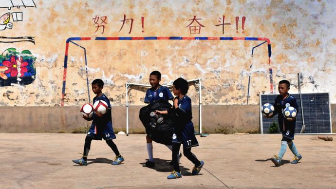 圖說｜墻上的球印，孩子的夢想：“云端小學”開啟足球第一課
