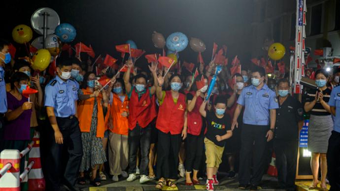 城事｜上海中风险小区清零，解封时居民高唱《我和我的祖国》