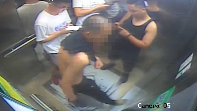 醉酒男子擊打電梯泄憤，導致電梯急停四人被困70分鐘