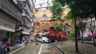 四川阆中一小区地基塌陷，周围车辆被埋压