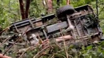 安徽太湖县一皮卡坠入山沟，造成12人死亡2人受伤