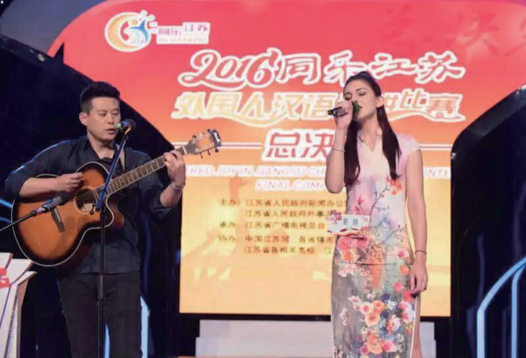 爱黎参加外国人汉语演唱比赛。