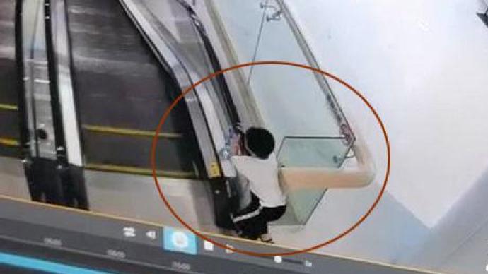 南京一男童攀爬商场扶梯，从2楼坠落