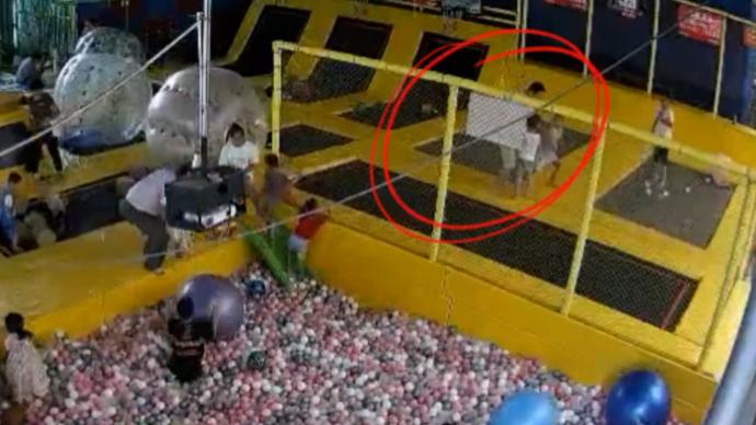 孩子游乐场打闹家长扇对方小孩耳光，警方：已协商处理