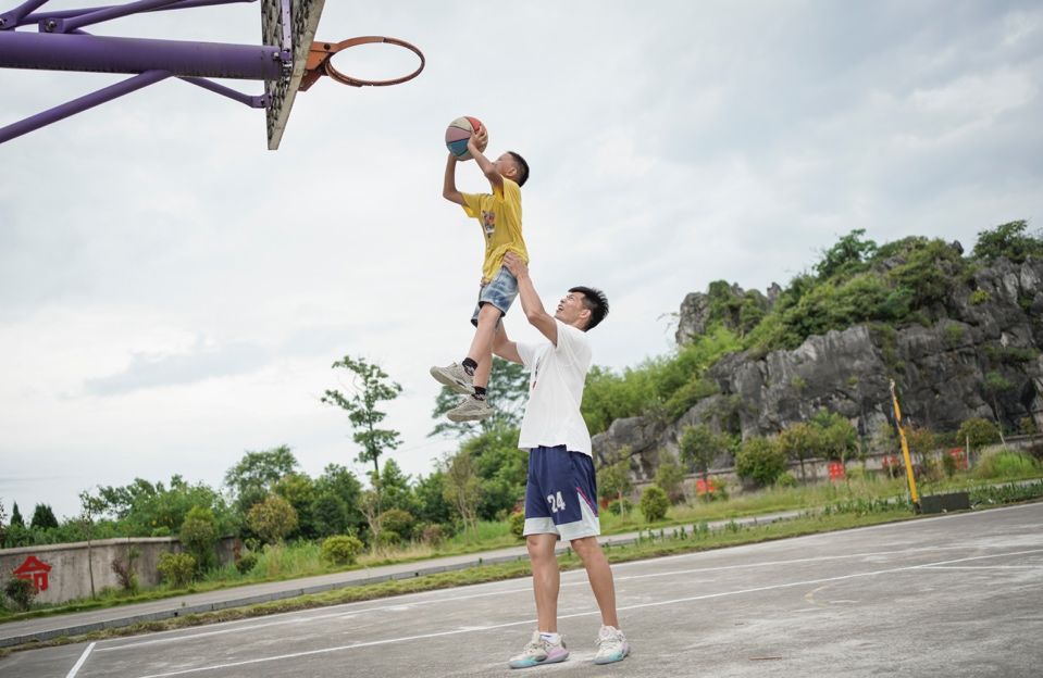 “大山里的篮球梦”公益项目，支教志愿者与乡村孩子一起打篮球