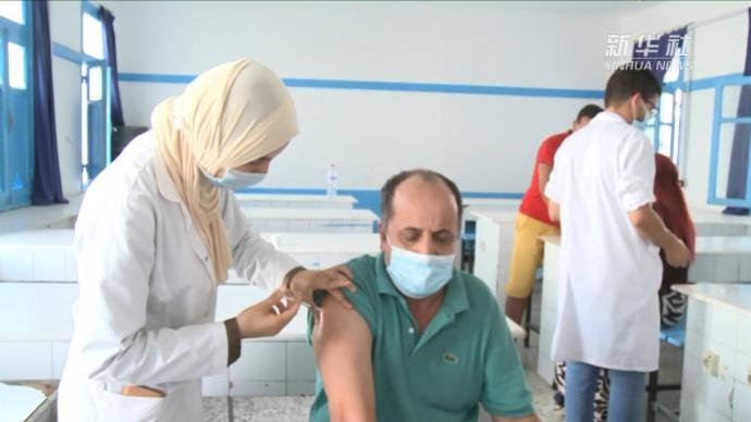突尼斯开学前为教育系统员工接种新冠疫苗