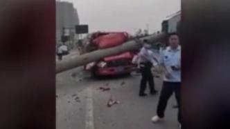 杭州市区一疑似打桩机倒下，砸中过路货车和公交车