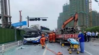 杭州一工地打桩机支撑脚架倾倒，砸中公交车和货车两司机受伤