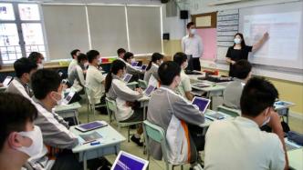 公民与社会发展科在香港高一年级全面推行，逐步取代通识科