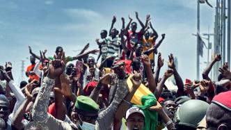 几内亚军方证实扣押总统，宣布政治过渡期将持续至少18个月