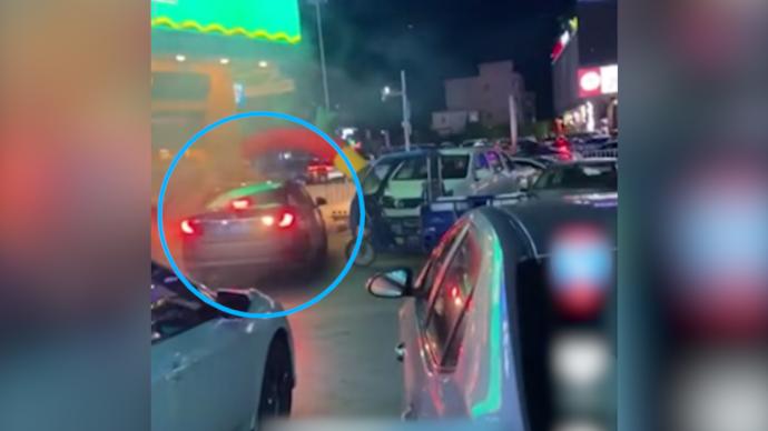 东莞一司机驾车致2人受伤，强行离开时碰撞路基后弃车逃逸