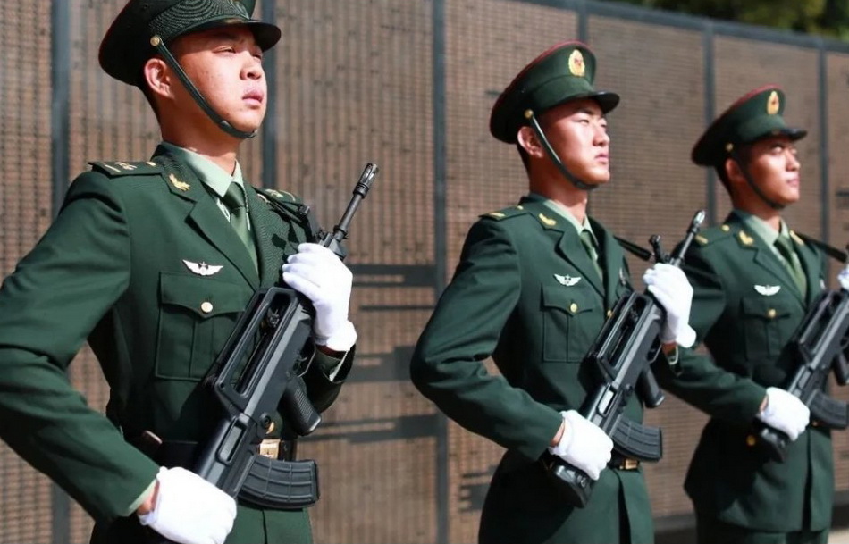 这名感动全网的礼兵是北部战区陆军某旅的一名军士,名叫韩家奇,是一名