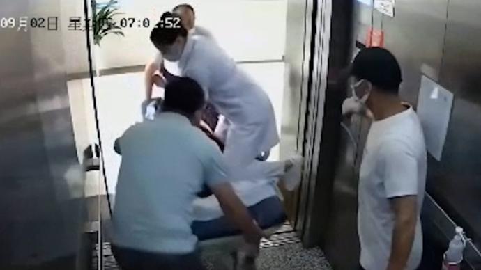 职业习惯瞄了一眼，南京医生等电梯时救人一命