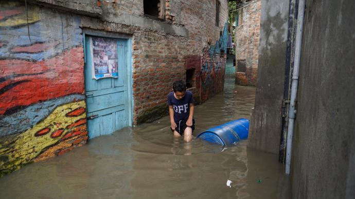 尼泊尔首都迎来今年雨季最强降雨，数百处房屋和道路被淹