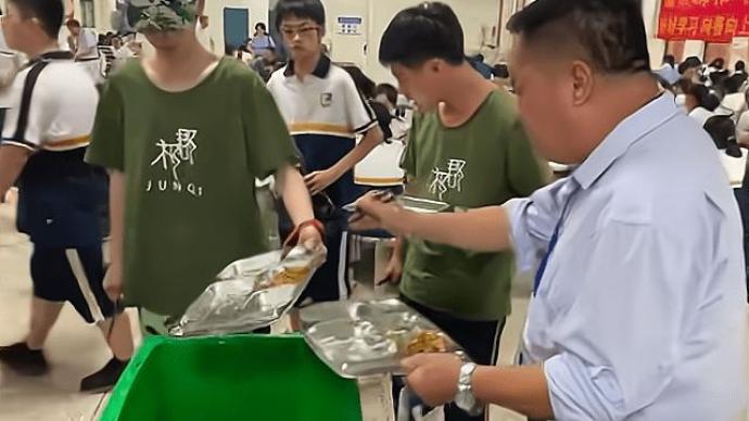 湖南一校長當眾吃學生剩飯，媒體：精神可嘉但不宜提倡