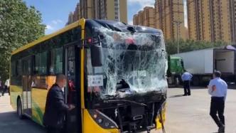 哈尔滨一公交车与翻斗车相撞，10人送医