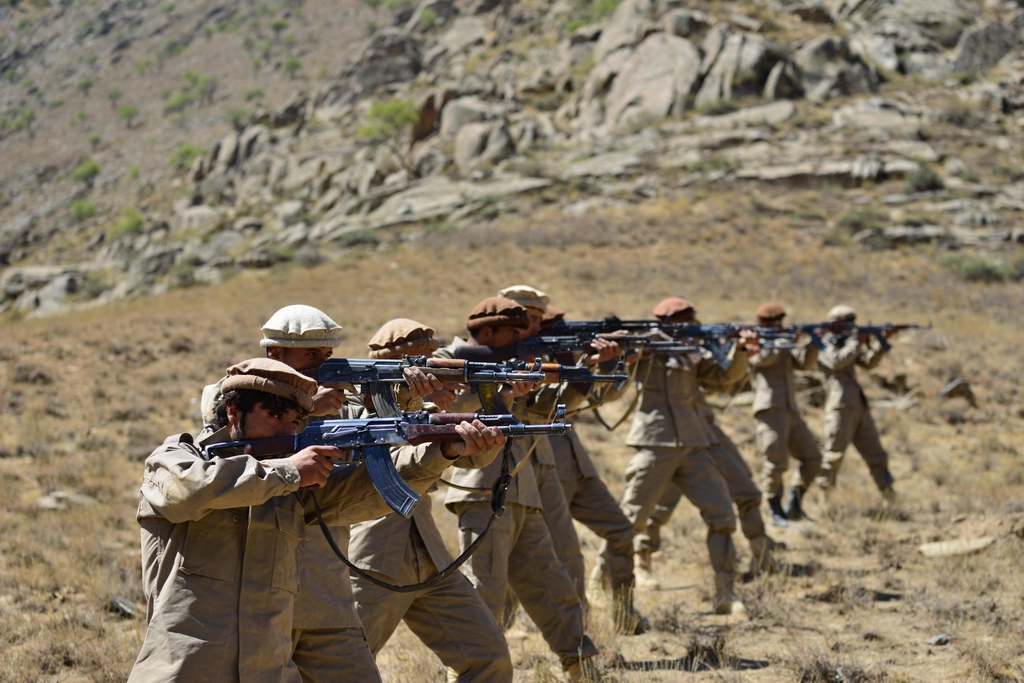 当地时间2021年9月2日,阿富汗潘杰希尔省,反塔利班武装人员进行军事