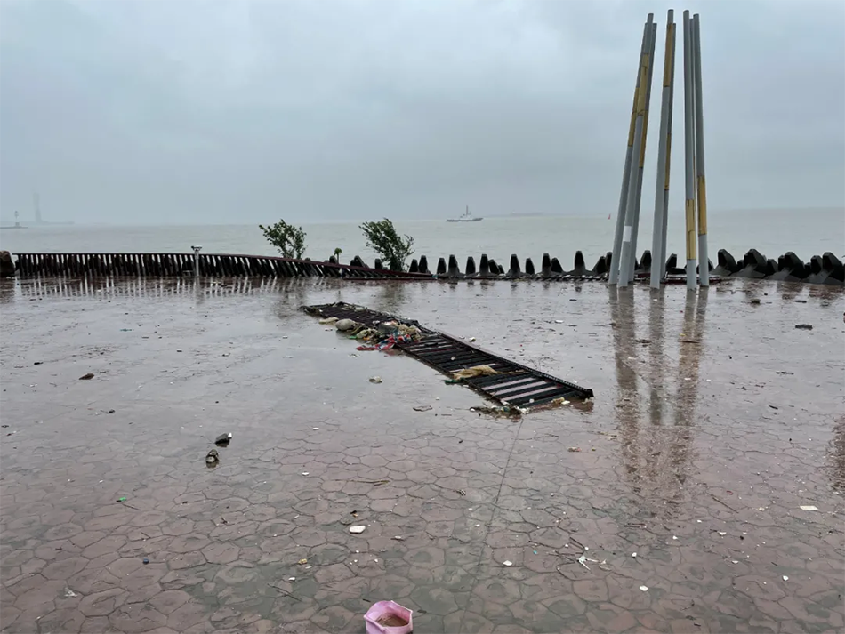 台风“烟花”造成上海滨江森林公园亲水平台围栏损坏