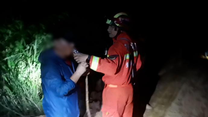 4人深山采蘑菇迷路，消防翻山越岭连夜搜救