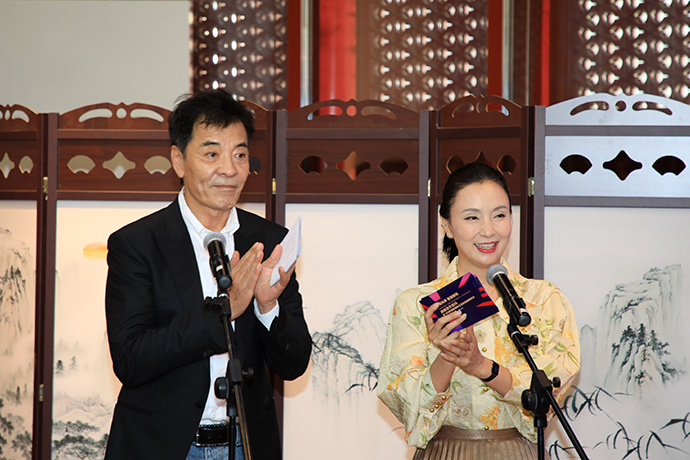 发布会主持人为国家话剧院演员刘威和陶虹
