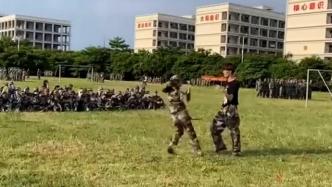 軍訓(xùn)飆舞，女生忘記動(dòng)作“一通亂舞”把對(duì)手看蒙