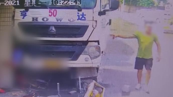 貨車撞上門衛室瞬間一人夾縫逃生，另一人身亡