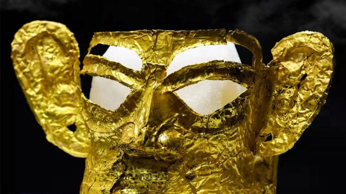 三星堆驚世文物上新：首次出土完整金面具，青銅人像頭發沖天