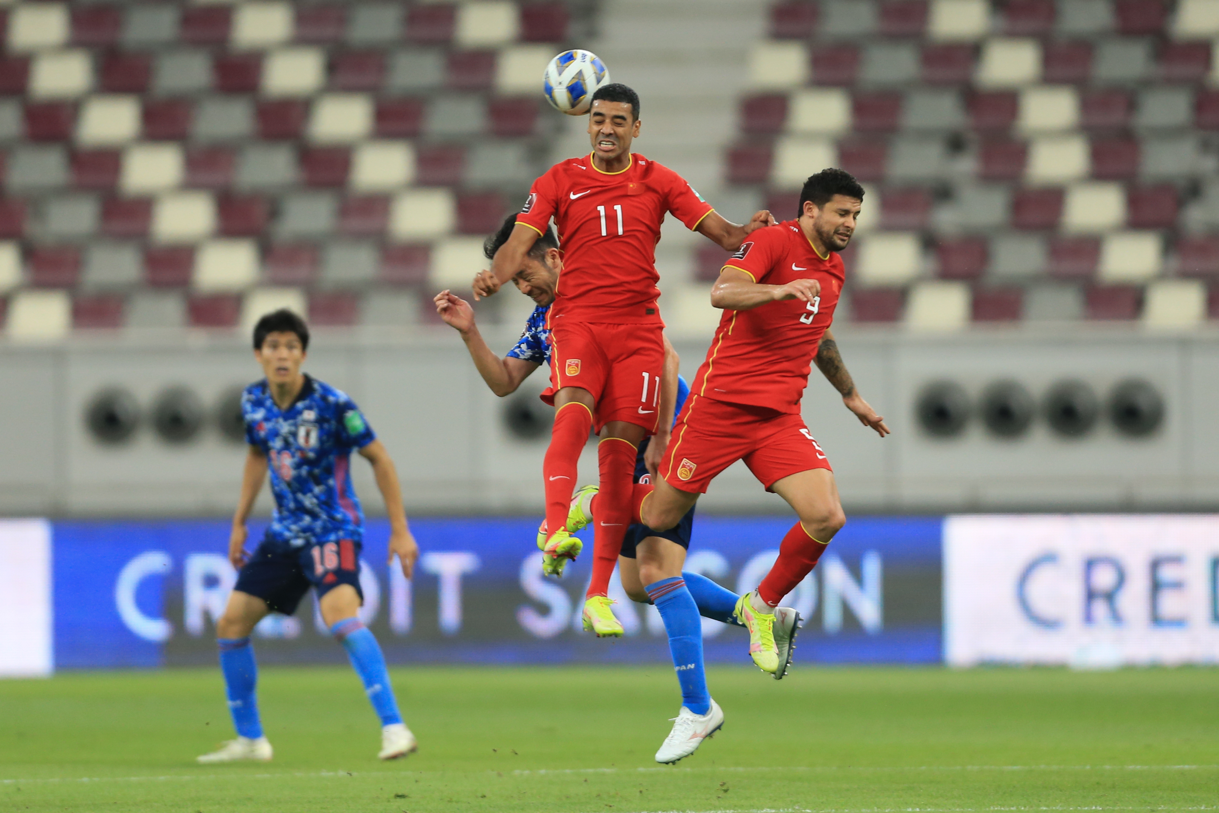國足0-1日本，入籍球員阿蘭在比賽中爭頂。