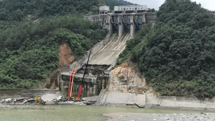 湖北鄂坪水电站出现局部垮塌沉陷，当地已转移群众5000余人