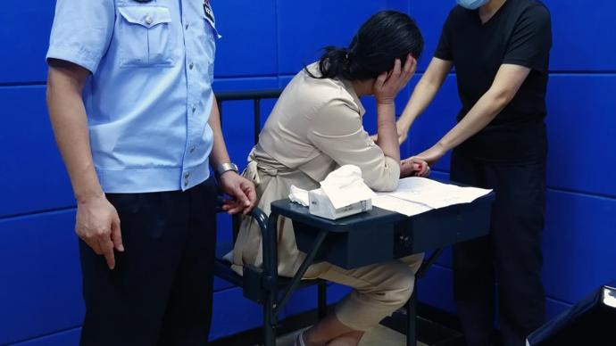 广州一60岁女子拒不服从医院疫情管控、推搡医护人员被行拘