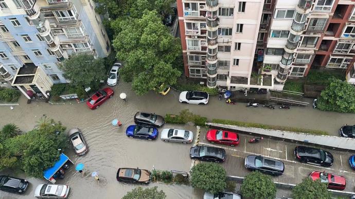上海周浦地区短时强降水，致部分路段严重积水