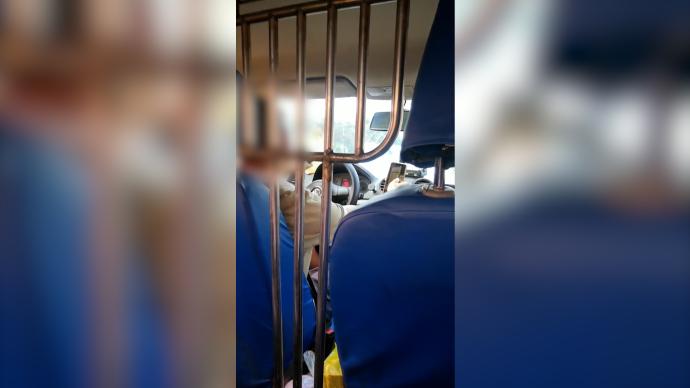 长沙一出租车司机边开车边刷视频，乘客：当时很害怕