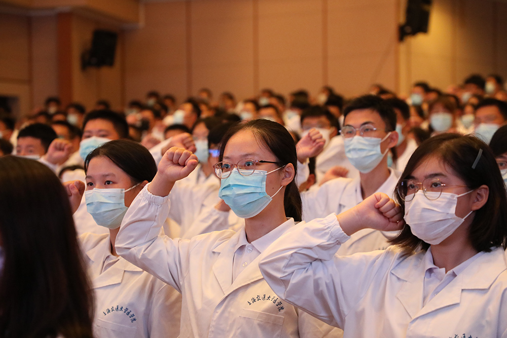 上海交通大学医学院2021级新生宣誓。本文图片均为 童宽 摄