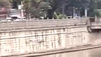 四川筠连县城区临河栏杆发生垮塌，两人坠落一死一伤