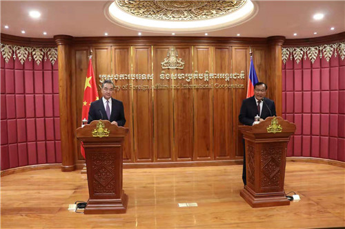 9月12日,国务委员兼外长王毅在金边同柬埔寨副首相兼外交大臣布拉索昆举行会谈后共同会见记者。 外交部网站 图